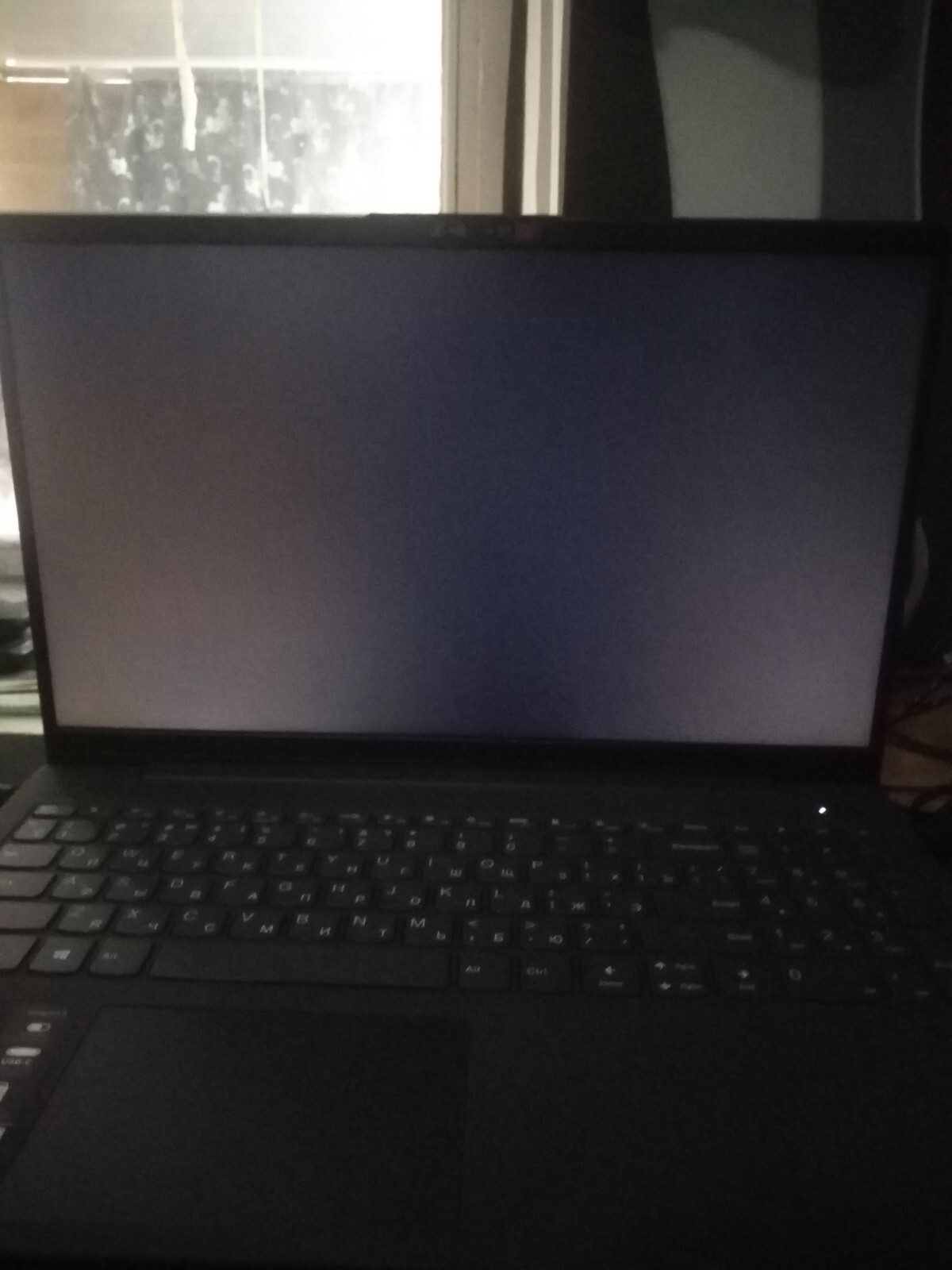 Выключился монитор ноутбука. Черный экран на ноутбуке. На ноутбуке появляются черные квадраты.